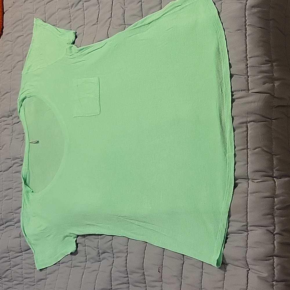 Women's medium, Tresics, Green V-neck pocket T-shirt